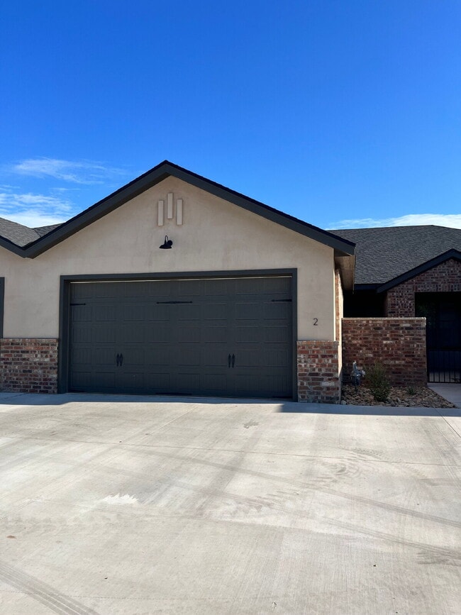 Building Photo - 2 Bedroom Home with Easy Access to Slide Road