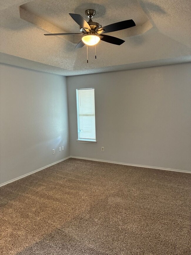Building Photo - 4 Bedroom House with New Flooring