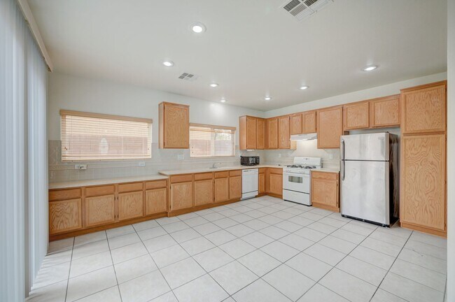 Building Photo - Beautiful 3 bedroom/2.5 baths located acro...