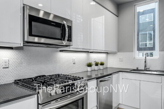 Building Photo - 3078 SW Avalon Way