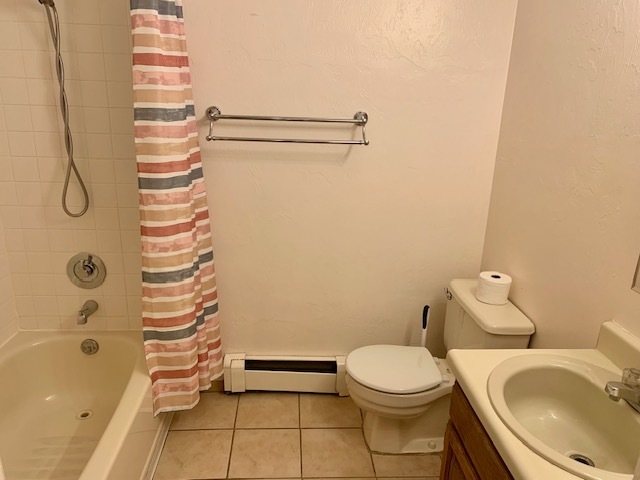 Upstairs full bathroom - 1018 Dogwood St