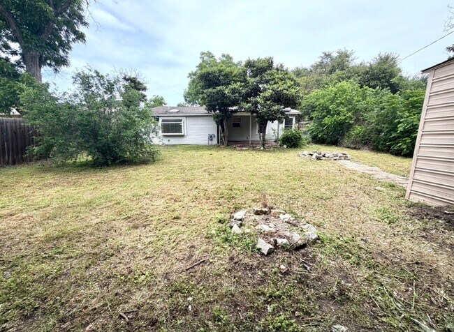 Building Photo - Beautifully Updated Home in Amazing Alamo Heights Area!