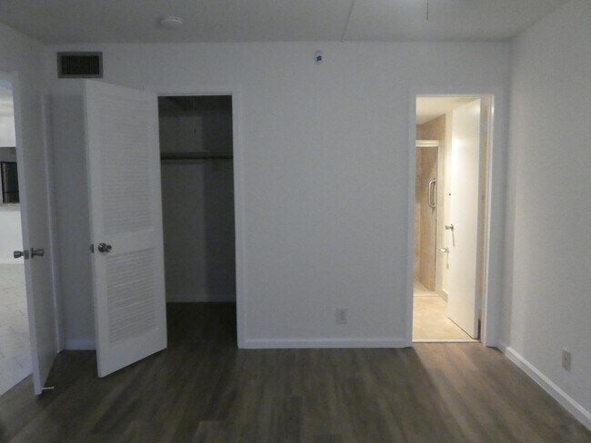 Building Photo - 9855 Sandalfoot Blvd