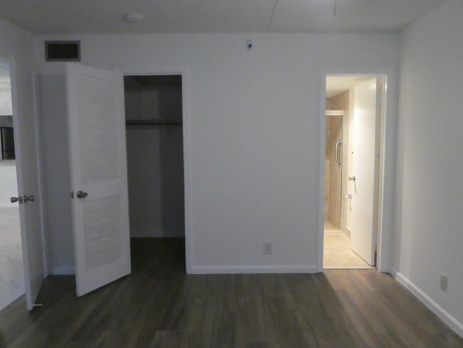 Building Photo - 9855 SW Sandalfoot Blvd