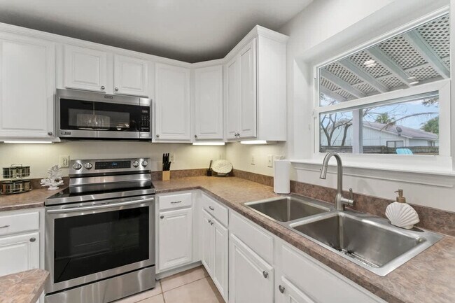 Building Photo - 614 6th Ave S