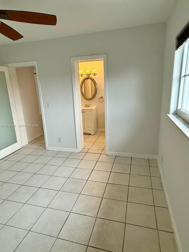 Building Photo - 1100 NE 9th Ave