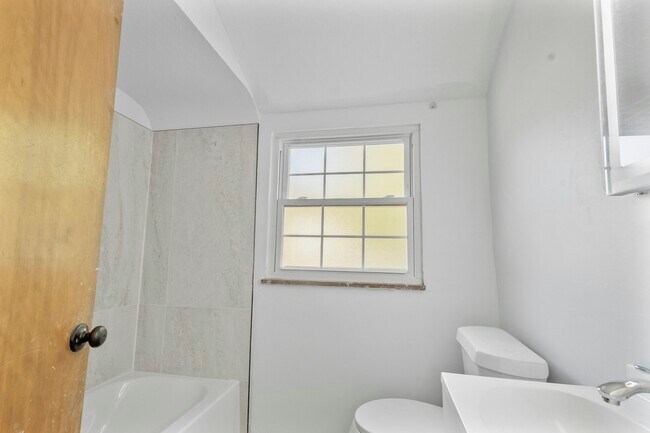 Building Photo - 3836 Woodmont Rd