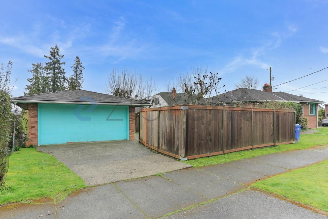 Building Photo - 1920 S Bayview St