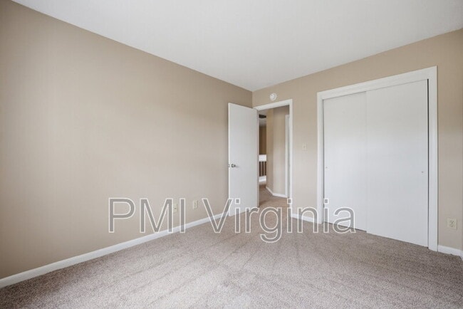 Building Photo - 5140 Glenwood Way
