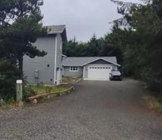 Building Photo - Studio Apt in Private Setting