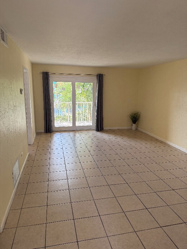 Building Photo - 2421 N Oleander Ave