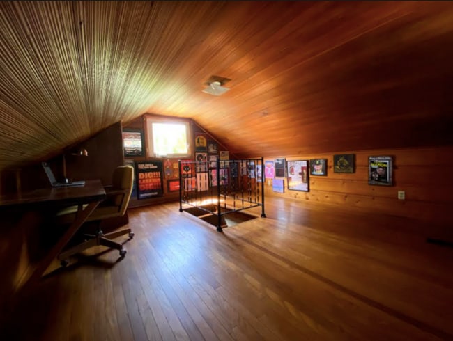 Building Photo - "The CABIN," 3 bed, 1 bath home with huge ...