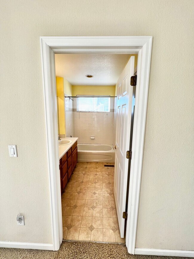 Building Photo - 4 bed, 3 bath Home in Huntington Hills Nei...