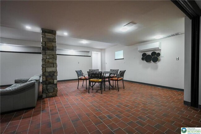 Building Photo - 335 Walnut Dr