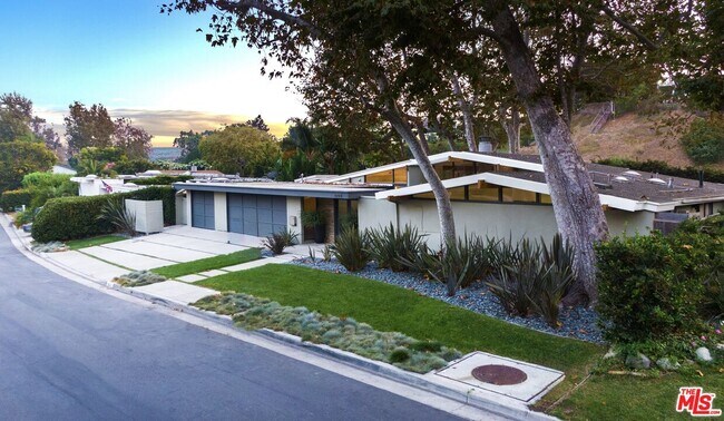 Building Photo - 6225 Frondosa Dr