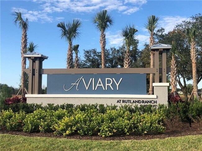 Building Photo - IMPRESSIVE  4 BED/3 BATH HOME WITH LARGE F...