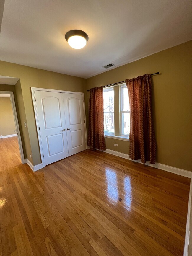 Building Photo - 7411 N Hoyne Ave