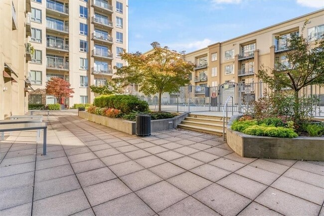 Building Photo - 711 Cosmopolitan Dr NE