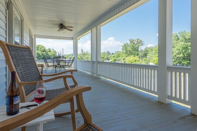 Building Photo - Weaverville Farmhouse Rental!