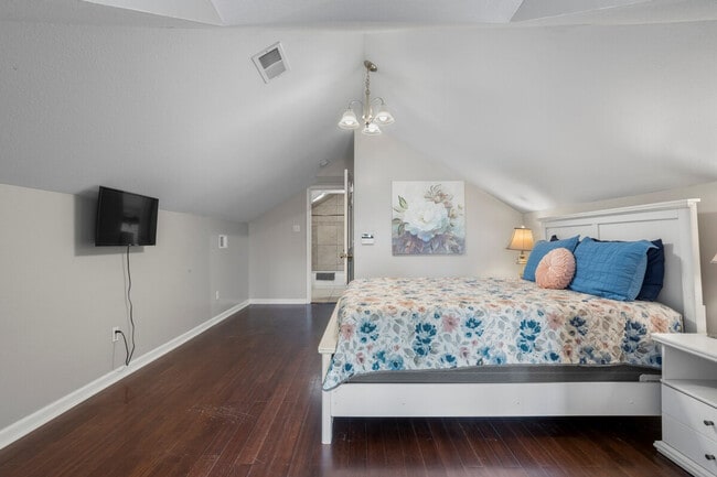 Building Photo - 426 Russell Ave