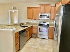 Building Photo - Fantastic 2 Bed, 2 Bath Condo With Detache...