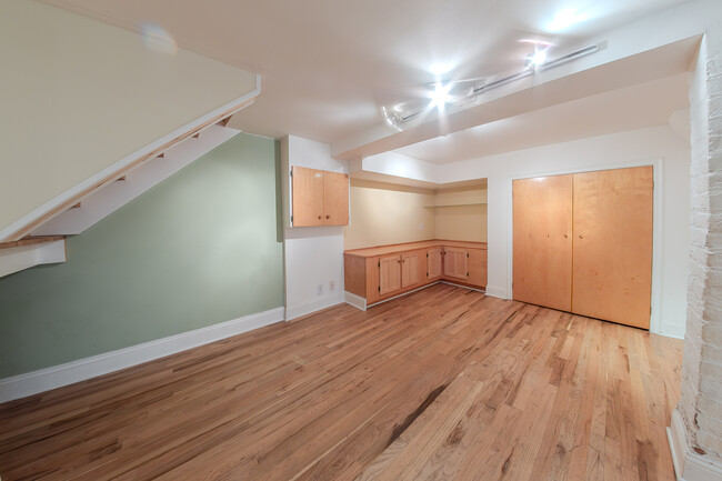 Building Photo - 1648 W Cullerton St