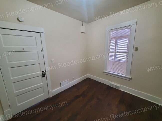 Building Photo - Freshly Painted 2 bedroom house