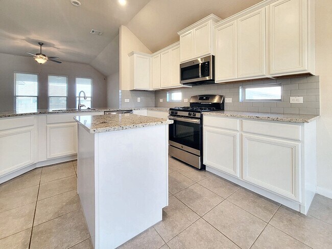 Building Photo - Beautiful One Level 3 BR / 2 BA Home for R...