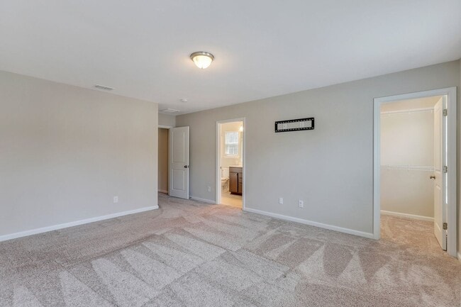 Building Photo - 4 Bed/2.5 Bath in The Commons