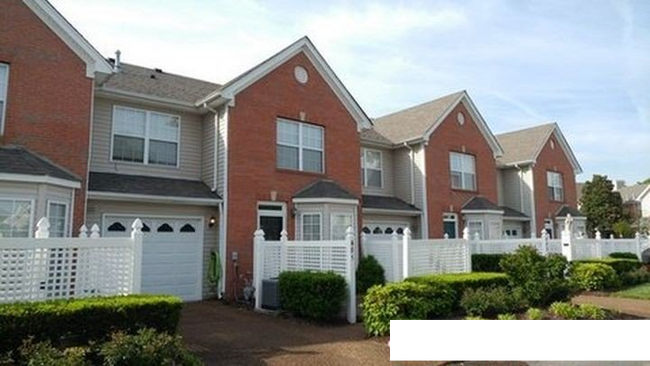 Building Photo - Charming 2 Bed Townhouse with 2.5 Baths in...