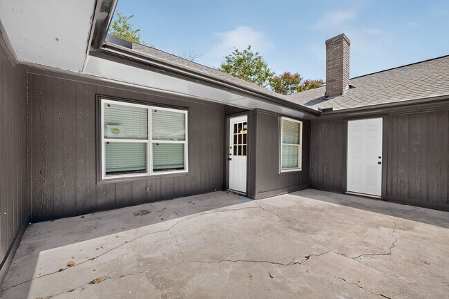 Building Photo - 2308 Chamberlain Dr