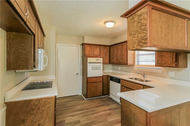 Building Photo - 3920 Green Hills Ct