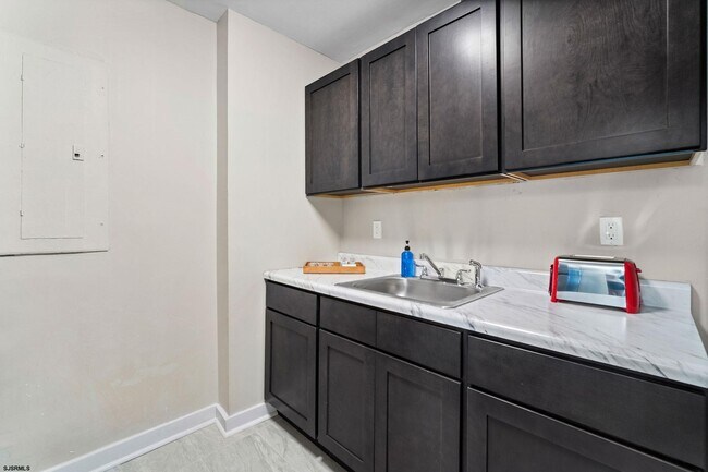 Building Photo - 207 Oriental Ave