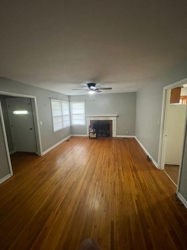 Building Photo - 2 Bed 1 Bath Duplex