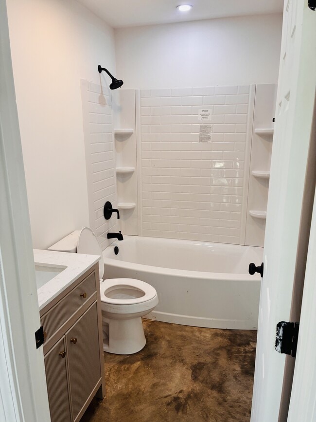 Building Photo - 411 Elm St