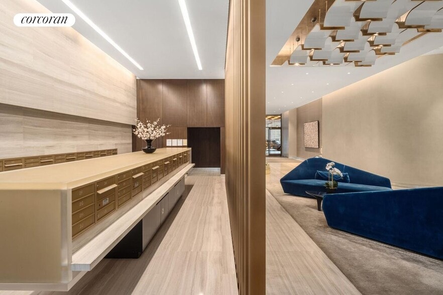 Building Photo - 555 W 43rd St