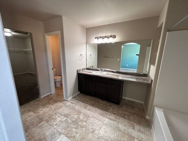 Building Photo - 3 Bed 3 bath Town Home in 80910!