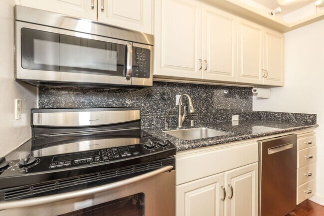 Building Photo - High Rise Living in the Heart of Downtown Palo Alto!