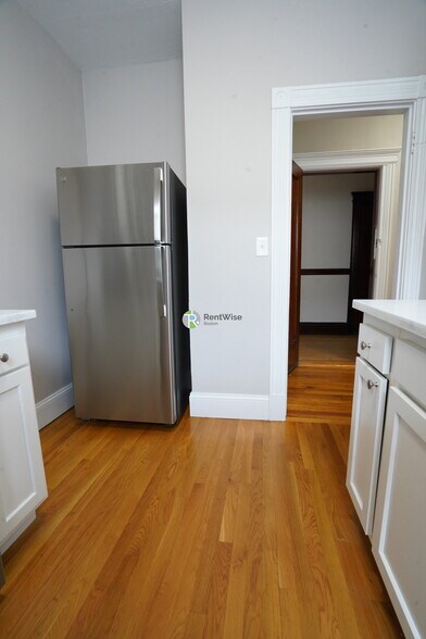 Building Photo - 76 Gordon St