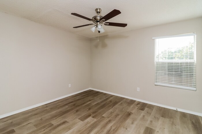 Building Photo - 525 Linacre Dr