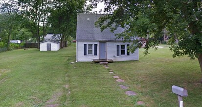 Building Photo - Cozy Home with a Lot of Land!