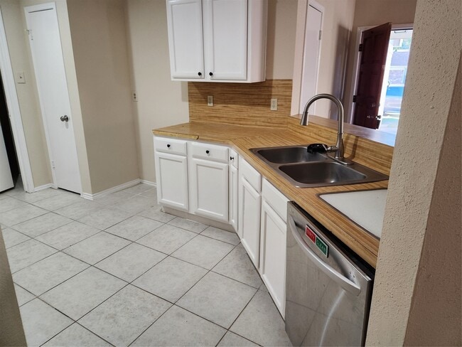 Building Photo - 3036 Walnut Springs Dr