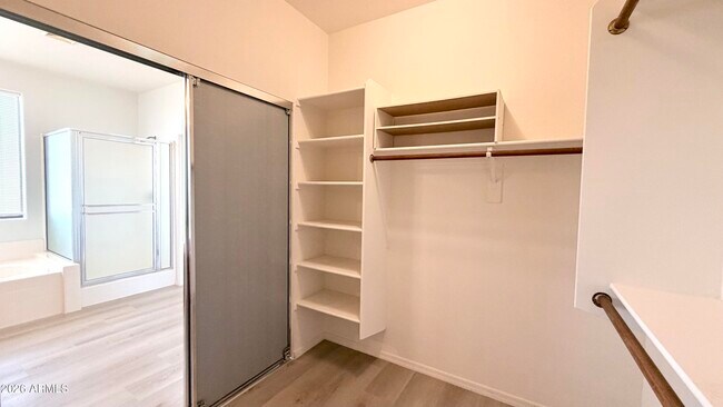 Building Photo - 1289 E Iris Dr