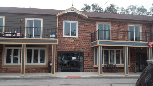 Building Photo - 850 N State St