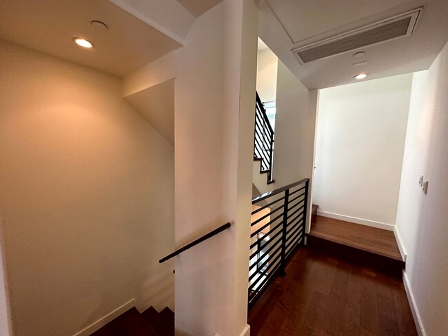 Building Photo - Fantastic 4 story Townhome - 3 bed - 3.5 b...