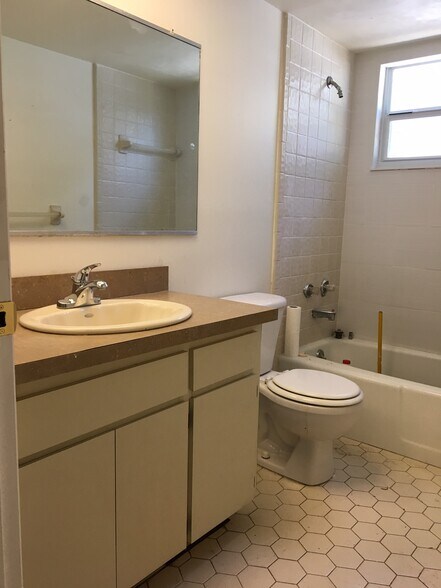 Building Photo - 1112 Glenwood Dr