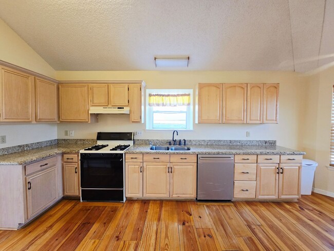 Building Photo - Charming 3 Bedroom, 2 bath Home in West El...
