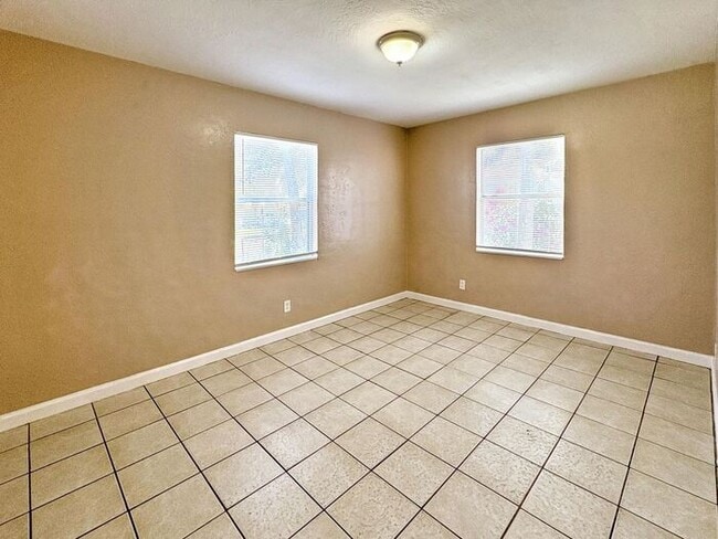 Building Photo - Charming 2-Bedroom Home in St. Petersburg'...