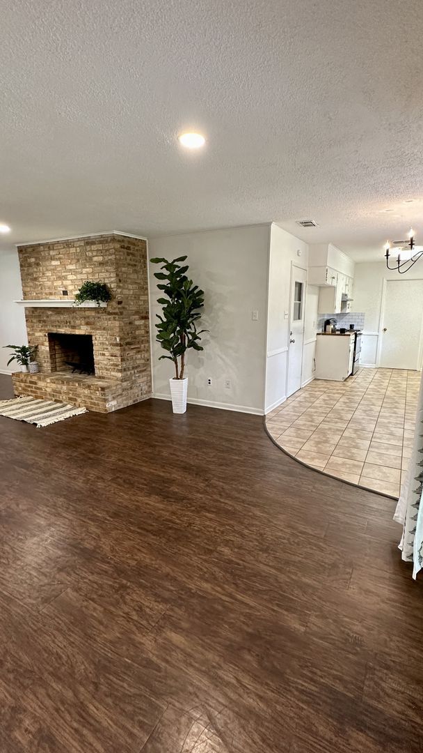 Building Photo - South Tyler! Beautifully Updated 3 Bedroom...