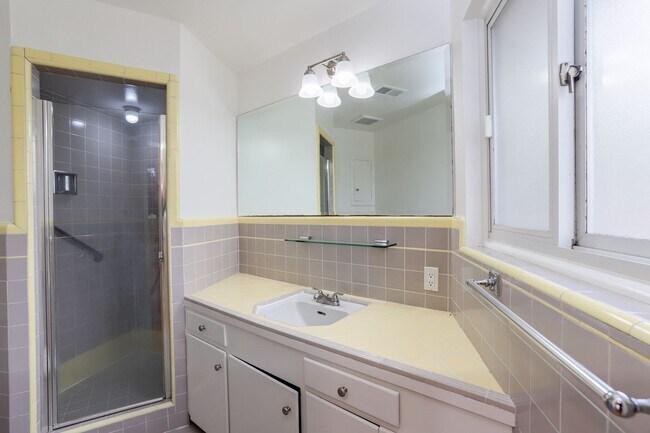 Building Photo - 3 Bed / 3 Bath + Bonus room pet friendly M...